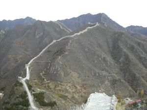 Muuri kulkemassa vuorilla padon takana. 