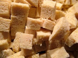 Pakastettuna tofusta tulee huokoista ja sienimäistä, kuten näistä paloista näkee. 