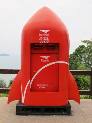 Myös posti kulkee maailmalla, mikäli jokin homma ei digimaailmassa hoidu.