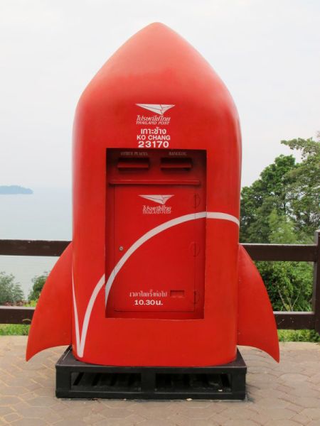 Myös posti kulkee maailmalla, mikäli jokin homma ei digimaailmassa hoidu.