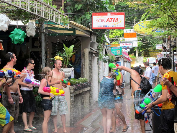 Pitää miettiä, missä haluan olla huhtikuussa 2014 Songkranin aikaan. Haluanko osallistua vesisotaan ja kävellä vaatteet märkänä vai en?