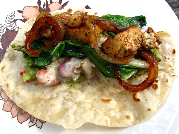 Paistoin mökillä chapateja, jotka täytin torillan tapaan paistetulla sipulilla, tofulla ja mangoldilla sekä peruna-papusalaatilla. 