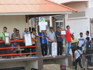 Toutit eli majapaikkojen ym. myyjät vastassa Koh Taon saarella. 