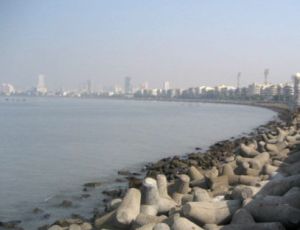 Mumbain Chowpatty Beachin länsipuolelta alkavat Malabar Hillsin kukkula, jossa hiljaisuuden tornit sijaitsevat. 