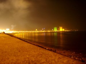 Chowpatty Beach illalla roskaisine rantaviivoineen. 