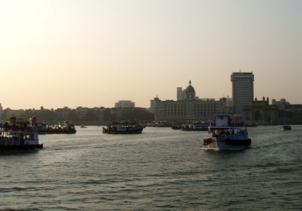 Mumbain Gateway of India -monumentti ja Taj Mahal -hotelli illalla. 