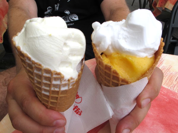 Sorbettia sai kaikkialta ja sitruunasorbetti ainakin oli yleensä täysin maidotonta. Joskus oli myös muita hedelmämakuja. Barissa oli gelateriassa oli myös soijajäätelöitä, sellaisia voi löytää kun pitää silmät auki. 