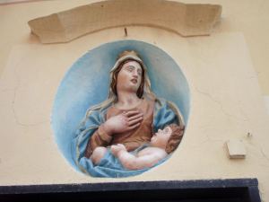 Uskonnollisuus tai paikallisten maailmankäsitys saattaa kolahtaa yhteen oman ajattelun kanssa ja eksotiikan ihastelun jälkeen ympäristön touhut saattavat alkaa jurppimaan. 