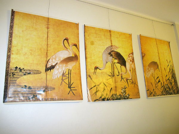 Nämä julisteet olen ostanut ihan vain Helsingin Tennispalatsissa ennen olleessa taidekrääsäkaupasta, kun Helsingissä oli zen-mestari Zesshun näyttely. Kurjet ovatkin sitten olleet seinälläni yli 10 vuotta. 