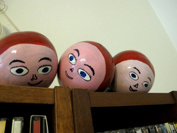 Nämä meksikolaiset marakassit ovat kerrassaan rumia. Siinä mielessä puoliskoni taisi ne ostaakin. 