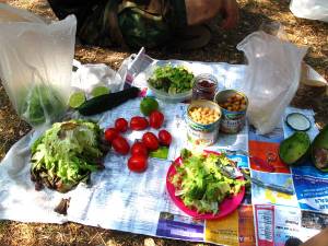 Salaattipiknik Levanton leirintäalueellamme. 