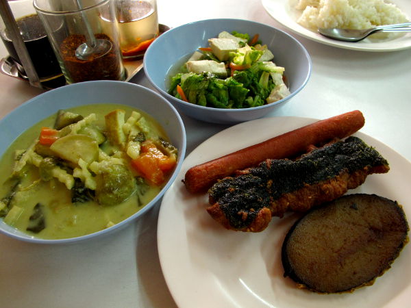 Arawyssa eteeni kiikutettin nämä ruoat, feikkilihat valitsin itse. Maksoi 140 bahtia. 