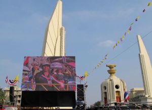 Banglamphussa sijaitseva demokratiamonumentti ja iso näyttö. Näitä on Ratchadamnoen -kadulla säännöllisin väliajoin, ja jäljelle jääneet mielenosoittajat seuraavat niistä mieltä nostattavia esityksiä. 