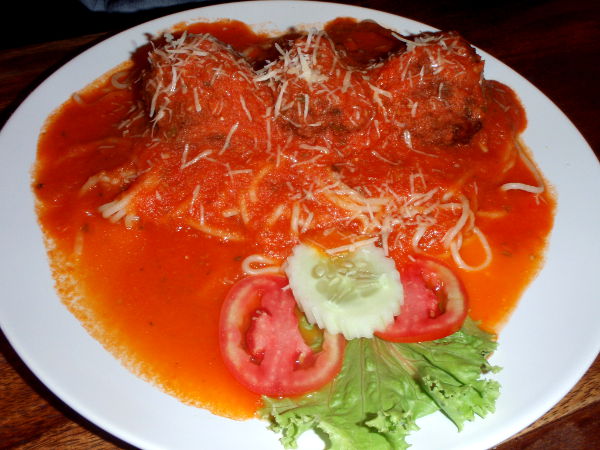 Kaikki Ethoksen ruoka ei ole vegaanista, en muista olisivatko nämä pyörykät muuten olleet, mutta päälle on varmaan laitettu maitojuustoa. 