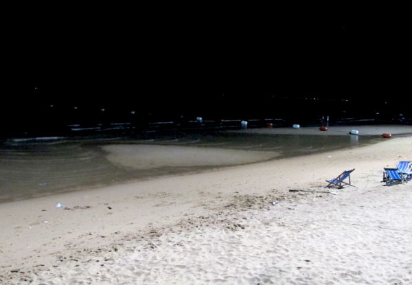 Pattayalla oli päivisin nousuvesi. Öisin ranta oli huomattavasti leveämpi. En ole varma osuuko laskuvesi välillä päivällekin. 