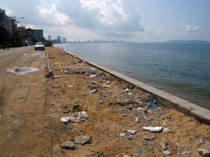 Jomtienin rantatien loppupää on roskainen. 