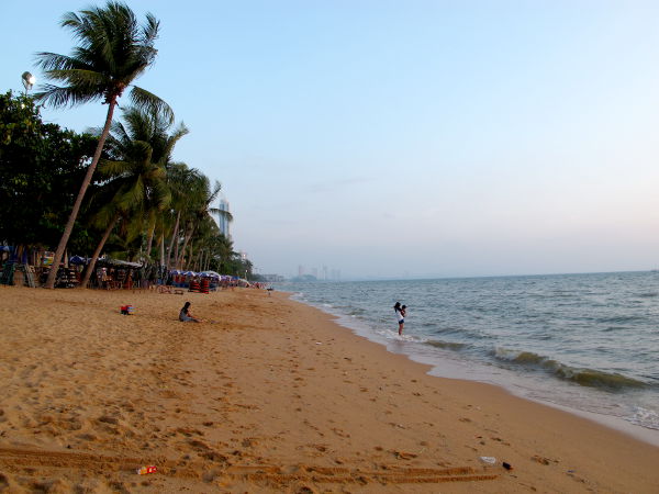 Jomtienin ranta etelään päin.