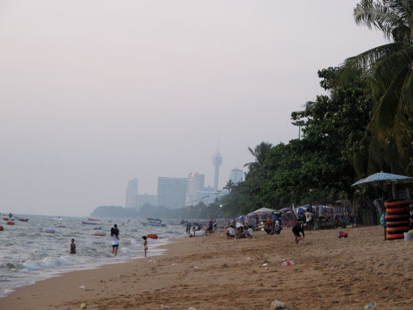 Jomtienin ranta pohjoisen suuntaan. Kyllähän tämä ranta oli parempi kuin ei mitään. 