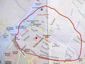 Punaisella rajatulla alueella on runsaasti majapaikkatarjontaa, turisteja ja ravintoloita Banglamphussa. Punaisella merkitty on hotelli Rambutri Village, keltaisella merkitty on hotelli Bhiman Inn (sinne menen tammikuussa) ja vihreällä merkitty on Phiman River View G.H. 