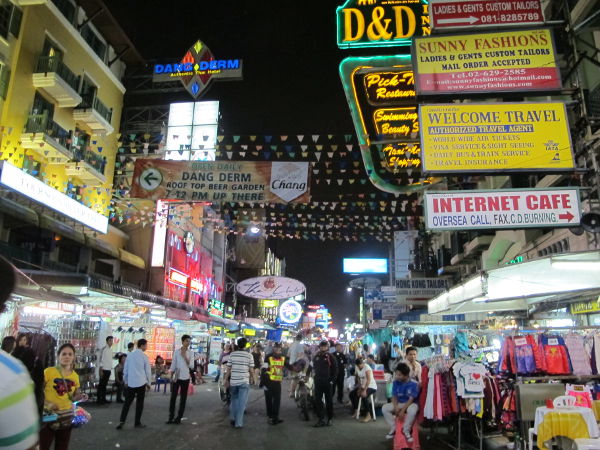 Vain Khao San Road näyttä tältä, vaikka varsinkin iltaisin kuhinaa on myös parilla lähikadulla. Näiden ulkopuolella on jo toinen meno. 