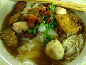 Nuudelikeitto jay-kasvisravintola Kae Daengissa Bangkokin Khao San Roadin lähellä. 