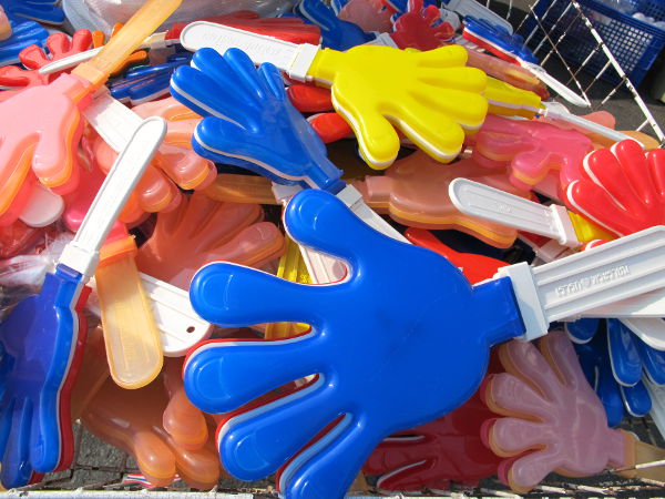 Näillä läpsyttimillä mielenosoittajat saavat lisä-ääntä aikaiseksi. Väreinä thailipun värit sininen, valkoinen ja punainen sekä kuninkaan ja keltapaitojen väri keltainen. 