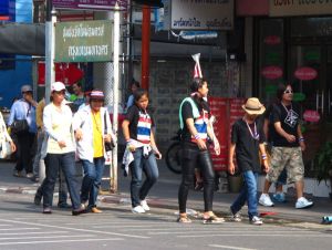 Mielenosoituksesta palaavia ihmisiä Thanon Sam Senilla maanantaina 9.12. 