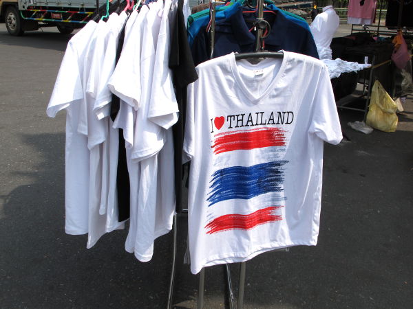 Ihan kuin turisteja varten valmistetut paidat olisivat saaneet uuden käyttötarkoituksen mielenosoitusten aikaan. 