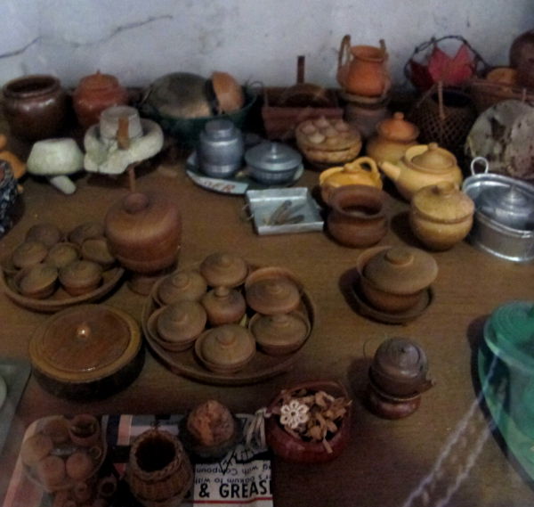 Miniatyyrin ihailijalle löytyi vitriinistä menneen kuningattaren ihania kokoelmia. 