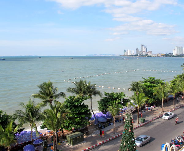 Pattayan ranta pohjoisen suuntaan. 