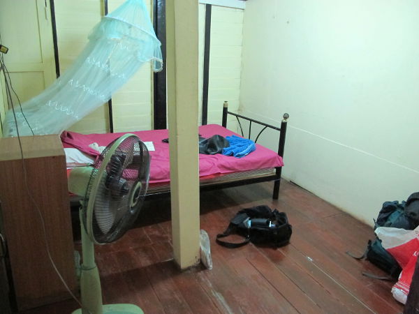 Phimanin huoneeni ovelta päin katsottuna. 