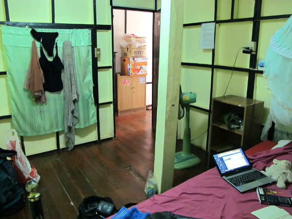 Phimanin huoneeni käytävälle päin. "Ikkunassani" on hyttysverkko verhon takana käytävälle.