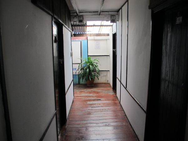 Lyhyt käytävä, jonka varrella huoneeni on. 