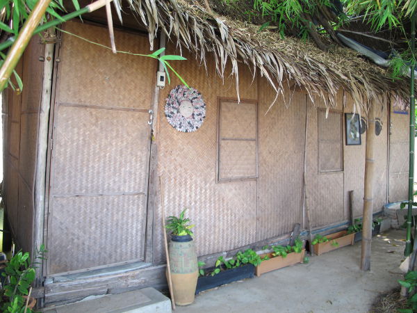 Phimanin bungalow, jonka ovelta on nelisen metriä joelle. 