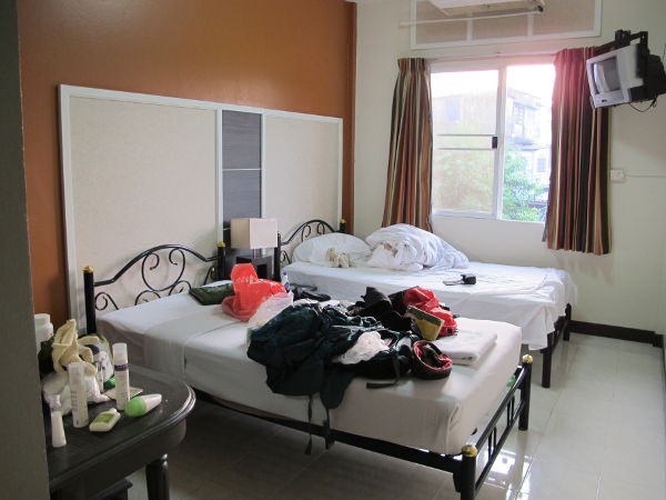 Huoneeni ovelta päin katsottuna. Netissä kuvat hotellista näyttävät hieman hienomilta kuin mitä ne todellisuudessa ovat. Hotellissa on aika eri tasoisia huoneita, kalliimmissa on ranskalaisen parvekkeen tapainen ratkaisu, jonka ikävä kyllä puoliksi täyttää ilmastointilaite. 