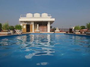 Rambutri Villagen toisen kattoterassin uima-allas. 