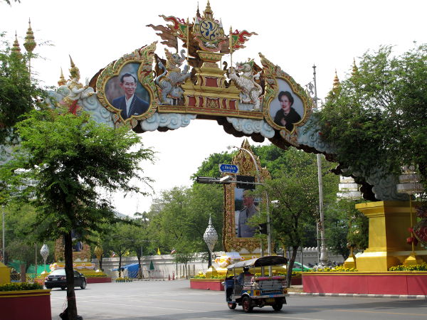 Ananda -palatsiin ja Dusitin puistoon johtaa Ratchadamnoen Nok -katu, jonka varrella on nykyisen kuninkaan ja kuningattaren kuvia. 