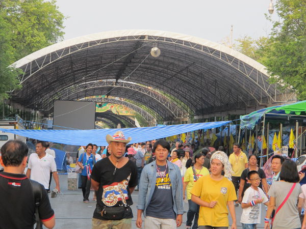 Tällaisia katoksia on pystytetty Ratchadamnoen klang- ja nok -kaduille Banglampuhun. 