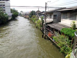 Khlong Saen Saeb -kanava. Oikealla Baan Kruaa. 
