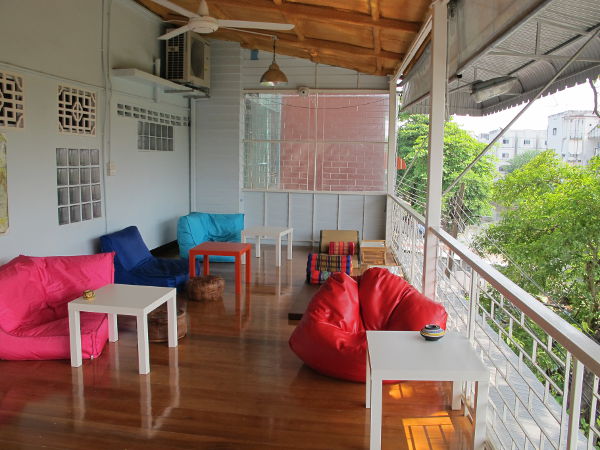 Joidenkin majapaikkojen hinnat ovat kummallisia. Kävin tutustumassa tähän paikkaan, jossa oli yhteiset kylppärit, ei parvekkeita eikä uima-allasta, mutta hinta kuitenkin 600 bahtia yöltä. Ainoa hienous oli tämä yhteinen terassi, jolta näkymät kanavalle ja jossa on aamiaista tarjolla. 