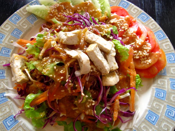 Thai Salad – valitsin listan ensimmäisen salaatin, koska sen ainesosana oli May Kaidee´sin ihanaa pähkinäkastiketta. Sillä saisi pelkän kaalin tai porkkanankin maistumaan ihanalta.