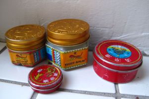 Tiikeribalsami- ja temppelisalvapurnukoita.