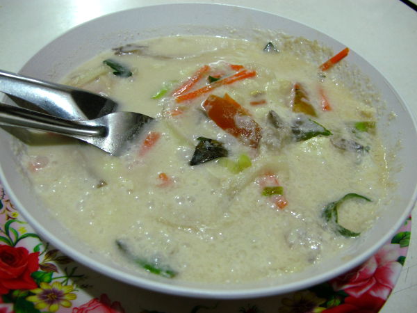 Mr Yimin tom kha ei ollut sellainen aromaattinen kuin mitä se parhaimmillaan voi olla, ennemmin sen nimi olisi voinut olla thaimaalainen kookoskeitto. 