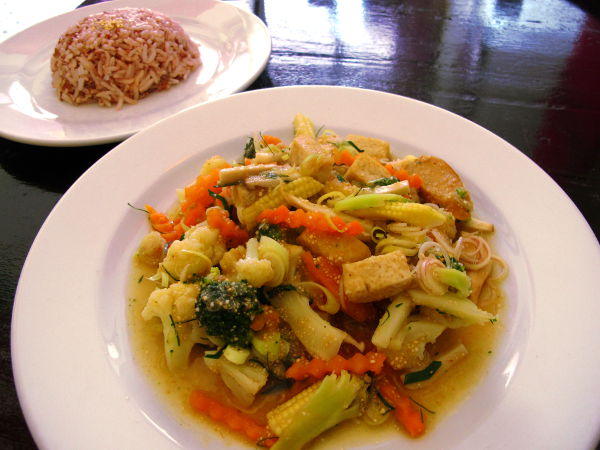 Laab vegetarian – salaatti, jossa ehkä keitettyjä tai paistettuja eri vihanneksia kuten kukkakaalia ja jotain sientä. Lisäksi kasvismakkarasiivuja. Maussa vahvasti thaiyrtit sitruunaruoho ja limenlehti. Etenkin ensimmäiset suulliset olivat tosi hyviä, sitten makuun tottui eikä sitä olisi hotkinut enempää.