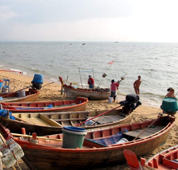 Veneitä Jomtienin rannalla. 