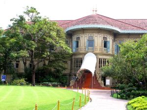 Vimanmekin sisäänkäynti. Sisälle pääsee vain opastettuna ryhmänä, englanninkielisiä kierroksia on pari kertaa päivässä. 