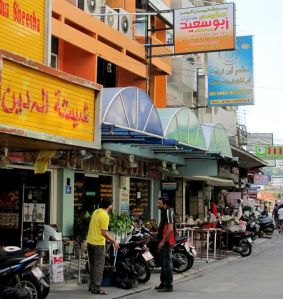 Arabiankielisiä kylttejä Pattayalla. 