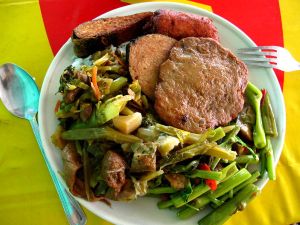 Kitchen Jayn buffetista kerätty annos. Muut ruoat olivat hieman valjuja, mutta punertava makkara oli mahtavaa, kuten myös ylhäällä reunalla oleva kalamainen pala. 