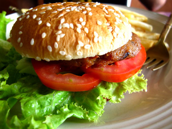 Five Star Jayn laajassa menussa oli länsiruokiakin, tässä kasvisburgeri. 