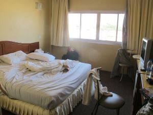 Chumpon Gardens -hotellin 590 bahtin huone omalla kylppärillä, tv:llä ja pikkujääkaapilla. Ankeahko aamiainen kuului hintaan. Jouduin jäämään Chumponiin yöksi kun en saanut lauttaa yöksi Koh Taolle. 